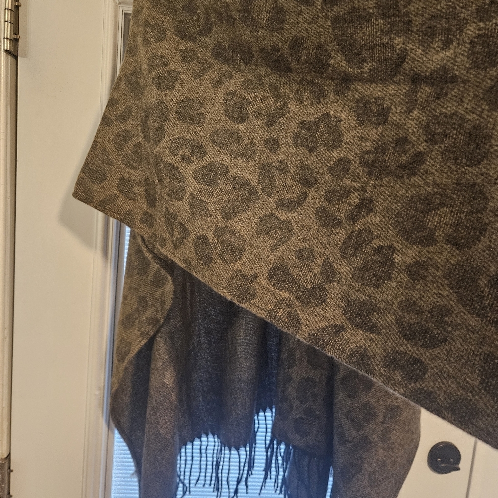 NWOT!! Woolrich Womens Taupe Gray Animal Print Blanket Wrap Fringe Poncho O/S - Picture 5 of 6